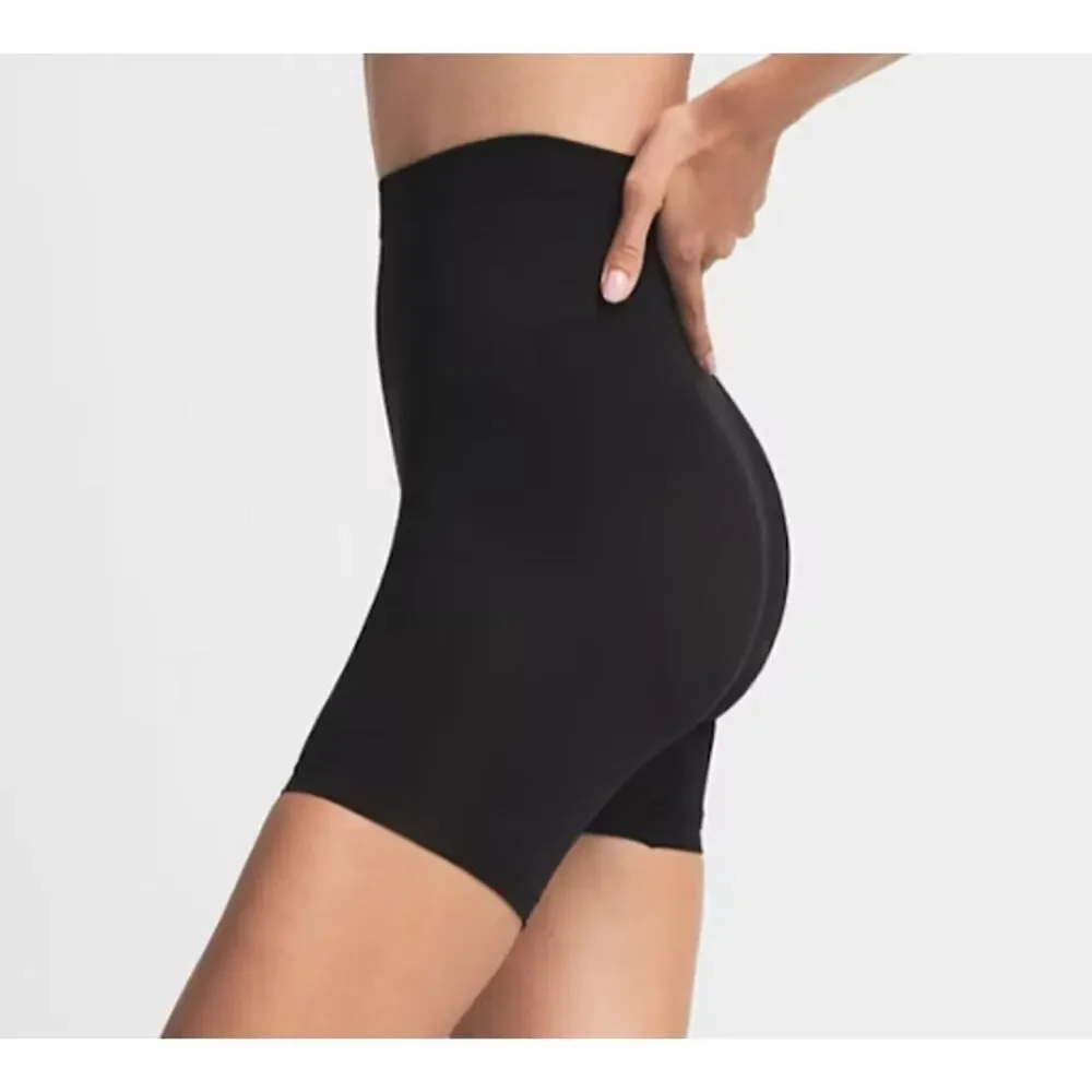 NWT Skims Everyday Sculpt Mid Thigh Short in Medium